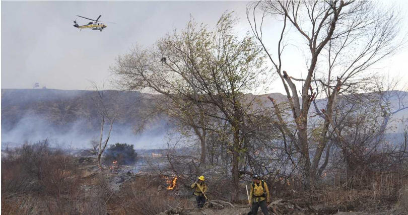 美國洛杉磯郡卡斯泰克湖又爆大規模野火,由於該地區持續颳起「聖安娜焚風」,加上茂盛濃密的灌木叢,預料火勢將進一步擴大。(圖/達志/美聯社)