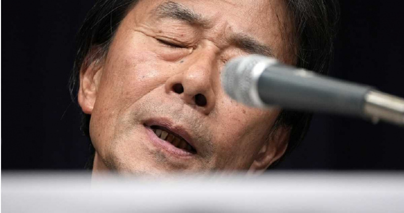 富士電視台社長港浩一在記者會現場露出疲憊不堪的痛苦表情。（圖／達志／美聯社）