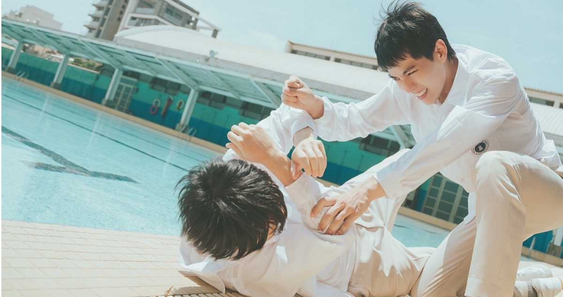 預告中，施柏宇（左）與林子閎（右）從池邊打到水裡。（圖／阿榮影業提供）