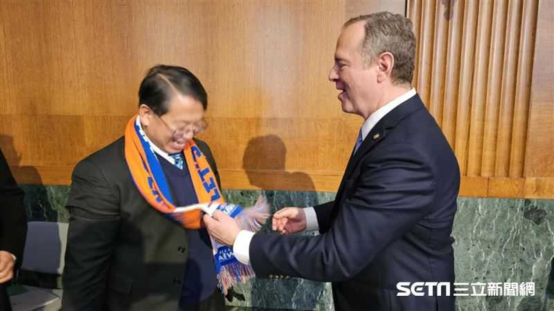 參議員Adam Schiff（謝安達）看到台僑江明信戴著印有「Hello Taiwan」的圍巾覺得很特別，並讚美非常漂亮，他很喜歡。（圖／三立新聞網）