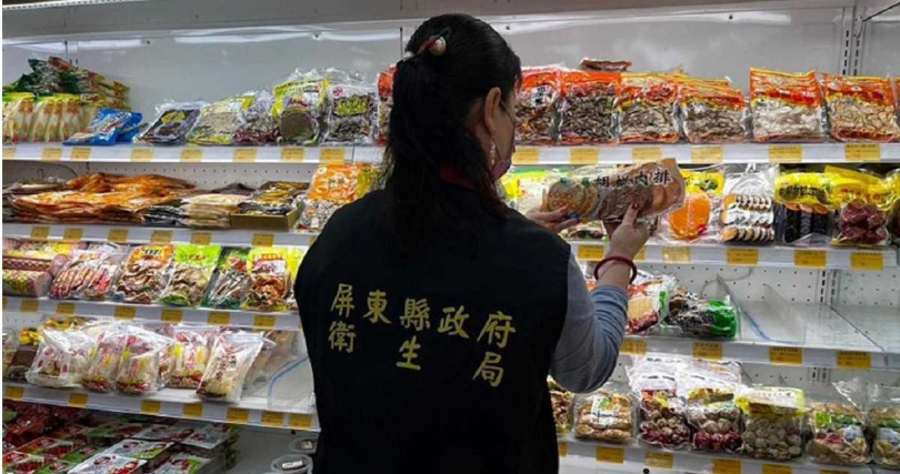   清明節將至，屏東縣政府衛生局於傳統市場、春捲攤商、大賣場及超市等場所抽驗應景產品共計52件，結果發現1件花生粉黃麴毒素總量超標。（圖／屏縣府提供／中國時報謝佳潾屏東傳真）