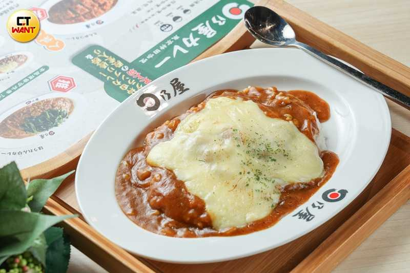 「炙燒起司咖哩」趁熱品嘗可感受到起司牽絲後的濃稠口感，和咖哩結合更為過癮。（225元，圖／林士傑攝）