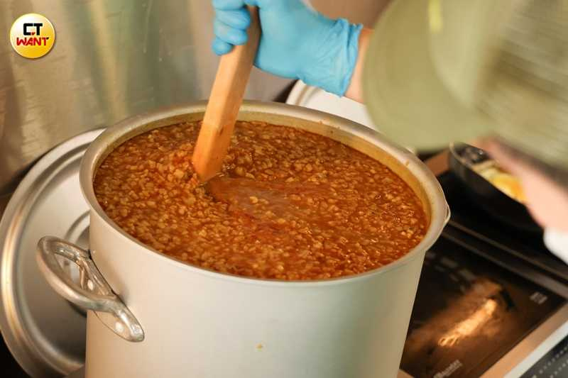 熬煮咖哩過程中會加入洋蔥與絞肉，台灣店為了讓多數人可食用，將牛肉末改為豬肉末。（圖／林士傑攝）
