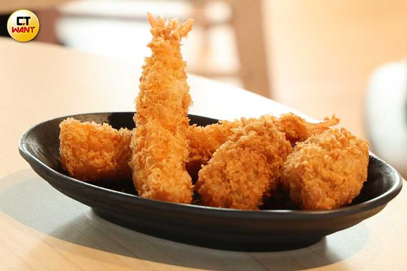 店內提供各種炸物單點，例如「炸蝦」（60元／隻）、「炸牡蠣」（100元／2顆）都是人氣品項。（圖／林士傑攝）