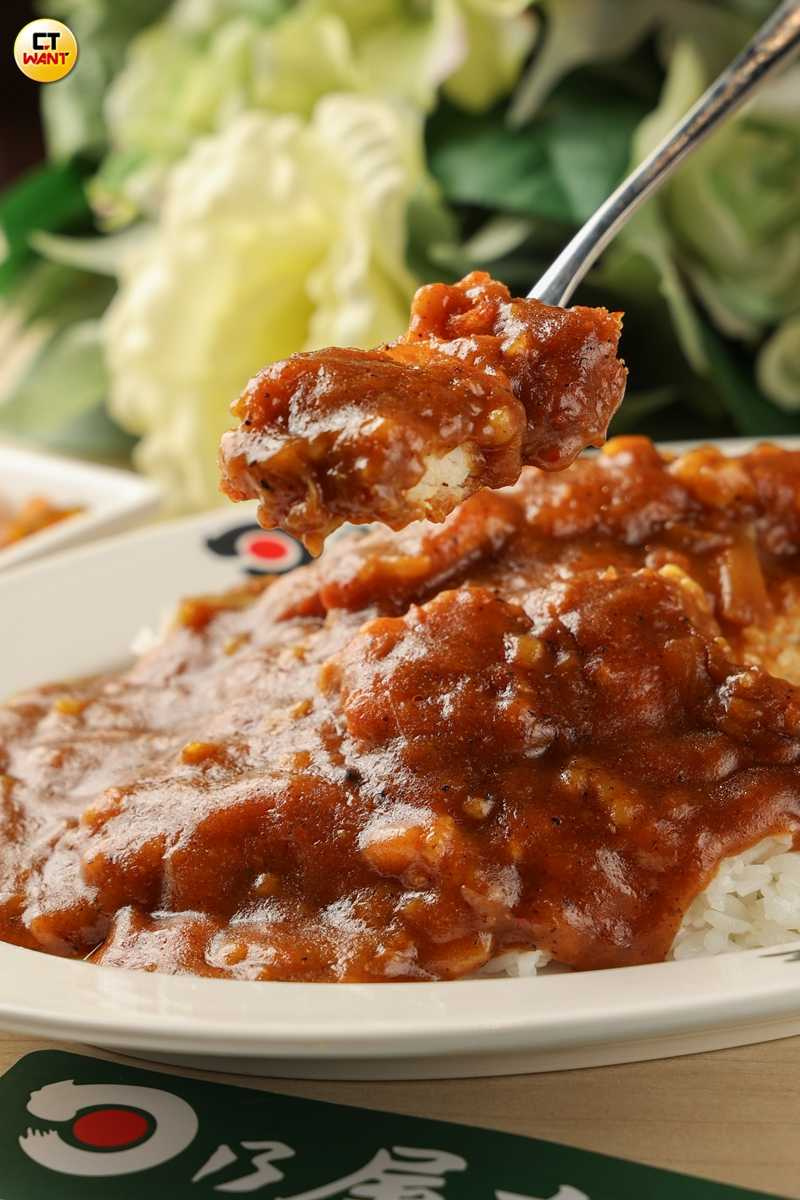 「炸豬排咖哩」將金黃酥脆的豬排搭配濃郁咖哩醬，是日乃屋最經典的品項。（250元，圖／林士傑攝）