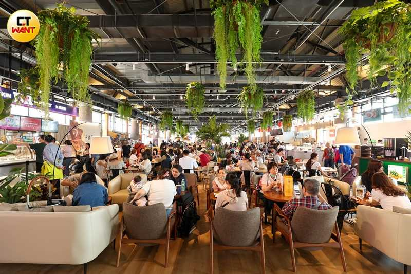 新濱町海洋廚房美食街結合綠植裝飾與舒適座位，剛開幕即便平日下午也人潮滿滿。（圖／林士傑攝）