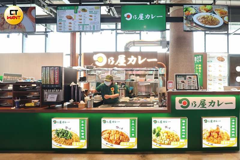 日乃屋咖哩首店位於新濱町海洋廚房美食街，採自助式取餐與餐盤回收。（圖／林士傑攝）