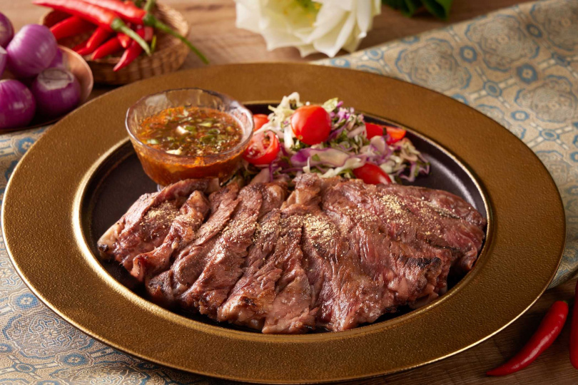「炭烤澳洲和牛佐泰式辣醬」。（圖／台北喜來登大飯店提供）