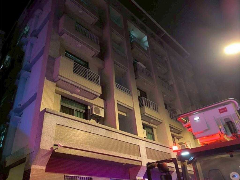 台中市霧峰區振興街某租屋大樓11日凌晨傳出火警,林姓女子將循環扇放置浴室除溼,疑似過熱起火,林女聽見警報聲醒來卻發現浴室冒出火光,幸王姓鄰居協助滅火未釀傷亡。(圖/中市消防局提供)