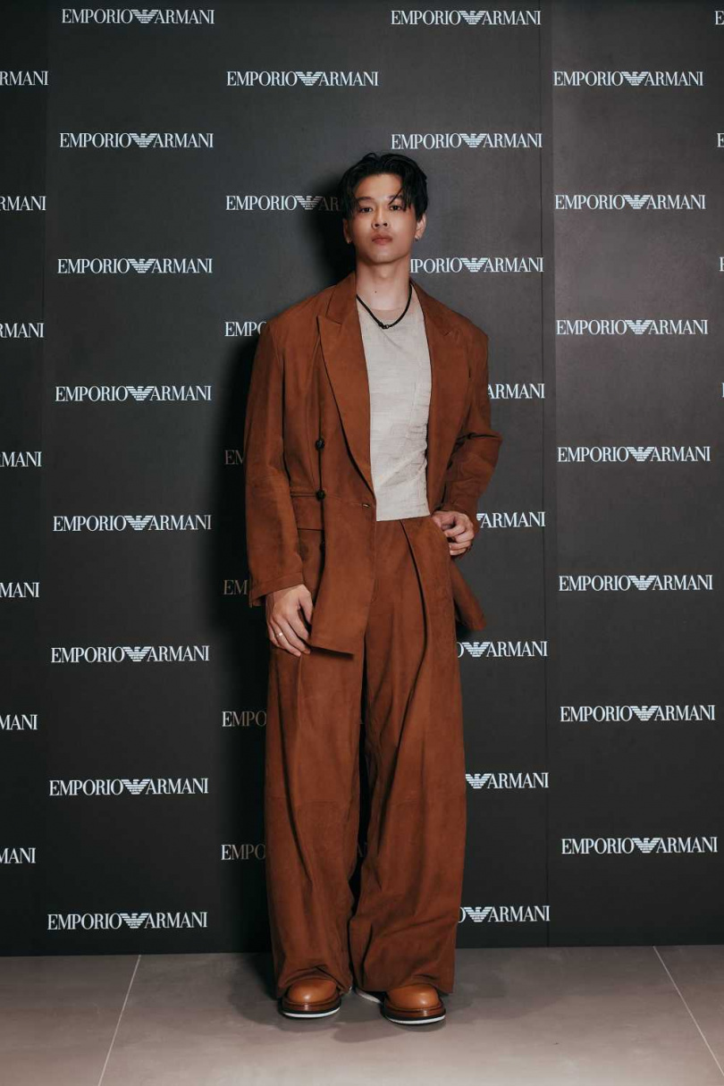 西裝外套/106800元,下身褲裝/88800元(圖/品牌提供)