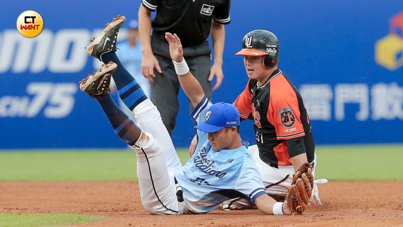 胡金龍盜上二壘。(圖／侯世駿攝）