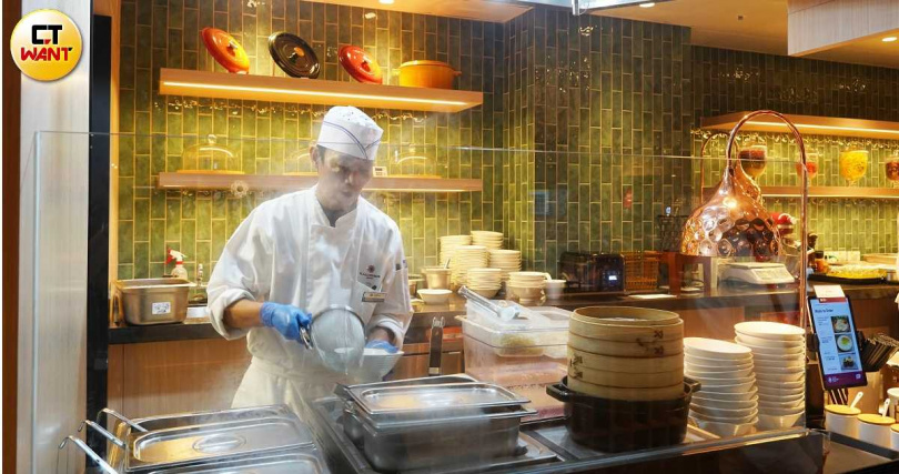 現場可向服務人員現點米粉湯、牛肉麵、豆花或竹筒飯等小吃。(圖/魏妤靜攝)