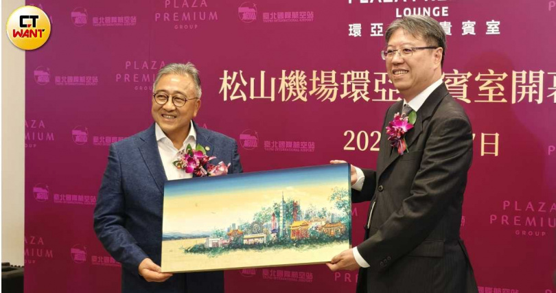 環亞集團創辦人兼行政總裁宋海西(左)、交通部民用航空局台北國際航空站主任鄭堅中。(圖/魏妤靜攝)