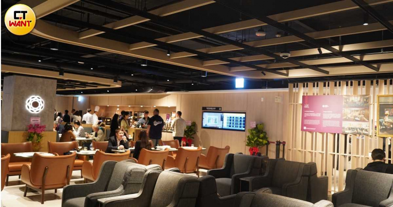 貴賓室設有寬敞舒適的沙發區與一般座位區。(圖/魏妤靜攝)