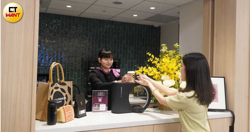 「環Lounge To Go」外帶窗口推出以日本Hiroia智慧手沖咖啡機沖煮的咖啡。(圖/魏妤靜攝)
