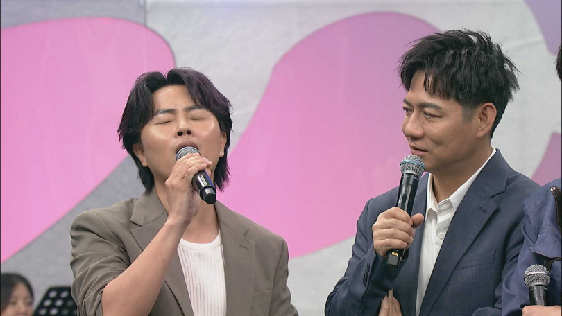 陳孟賢（左）示範轉音。（圖／中視提供）