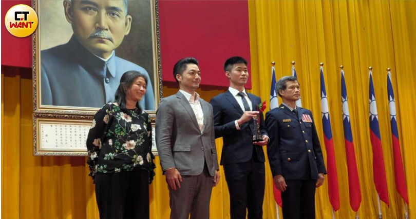 刑大偵查佐楊昀笙曾破獲黑道幫派販毒組織案件，並查獲多起持有、改造槍枝及販賣毒品案件等 。（圖／林冠吟攝）