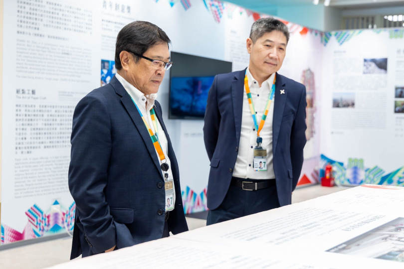 昇恆昌免稅商店長期以推動臺灣文化及協助臺灣藝術接軌國際為宗旨，桃園國際機場股份有限公司董事長楊偉甫（左）、桃園國際機場總經理范孝倫（右），參觀由昇恒昌基金會在機場舉辦的第十二屆總統文化獎特展。(圖片提供/昇恆昌)