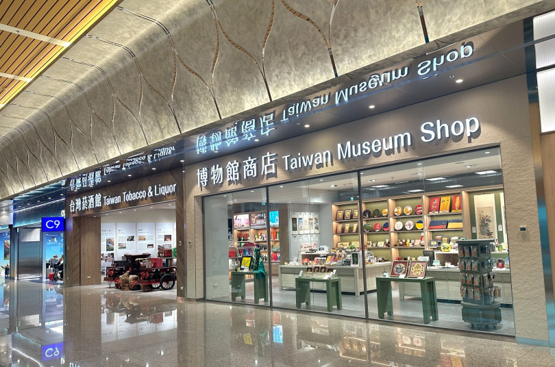 博物館商店整合國立故宮博物院、歷史博物館等超過10家臺灣博物館文創商品；台灣菸酒館集結金門高粱、OMAR威士忌等臺灣經典茗酒。(圖片提供/昇恆昌)