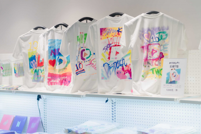 偶像親筆繪圖製作的限量T-shirt，是最具話題與收藏價值的重磅單品。（圖／寬宏藝術提供）