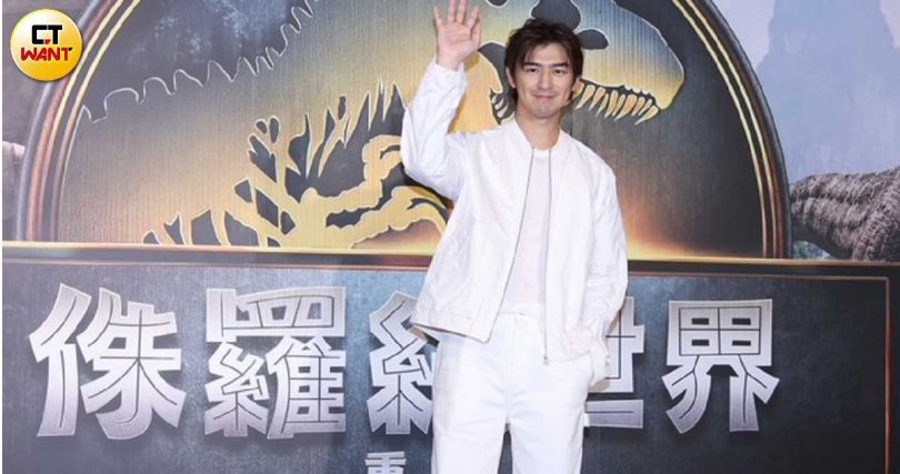 陳柏霖表示小時候買過《侏羅紀》系列的周邊，還會貼在書包上。（圖／楊澍攝）