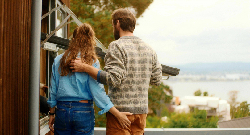 挪威影后安德莉雅布萊恩霍維格在《關於愛》跟人相親，初見面就伸魔爪抓對方屁屁。（圖／海鵬提供）