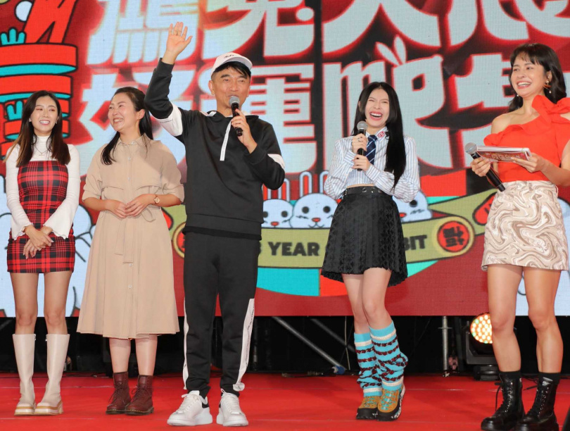 綜藝大哥吳宗憲(中)曾特別帶著「第四個女兒」Miusa妙莎(右二)出席電視台尾牙。(圖/焦正德攝)