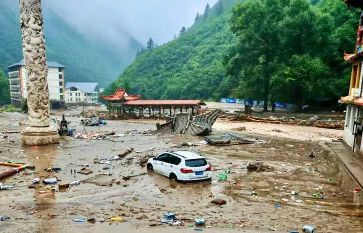 大陸甘肅省蘭州市榆中縣爆發山洪與泥石流釀重創　已致10死33失聯。（圖／翻攝自微博）