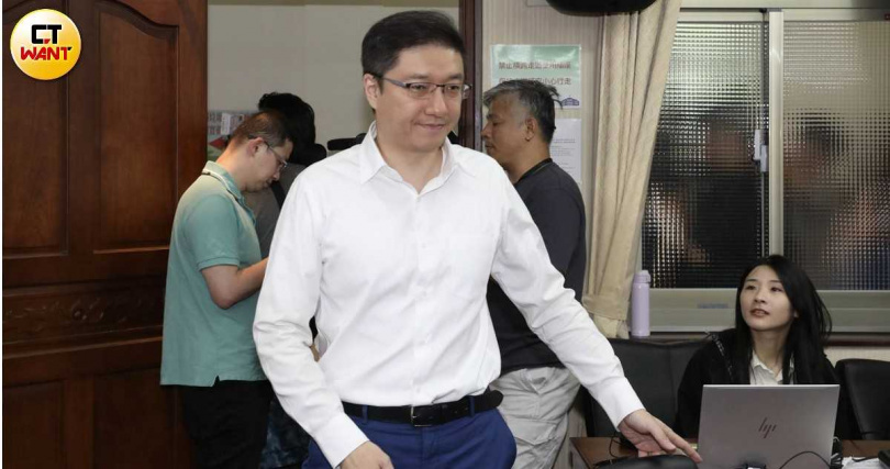 國民黨立委張智倫(圖)關心災損而不堪使用的光電板如何妥善處理。(圖/劉耿豪攝)