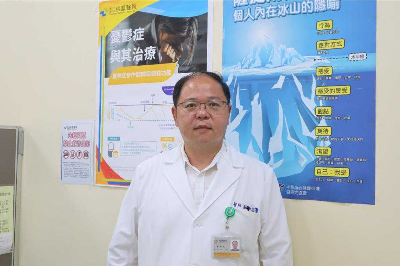 衛生福利部桃園醫院精神部主任蘇柏文指出，「開學症候群」並非正式的精神科診斷，但確實反映了身心適應的壓力。除了維持規律作息與均衡飲食，不同年齡層與角色都需要用不同方式幫助自己調適。（圖／桃園醫院）
