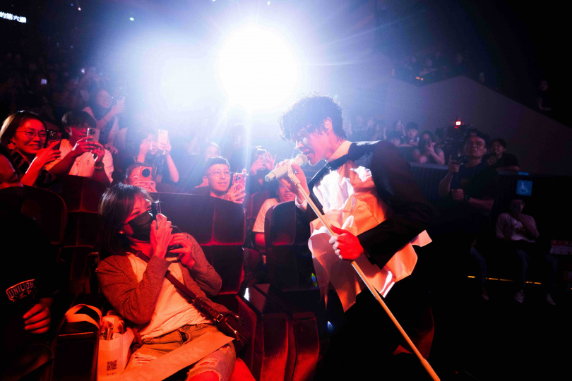 盧廣仲走到台下與粉絲互動。(圖/寬宏藝術x添翼文創提供)