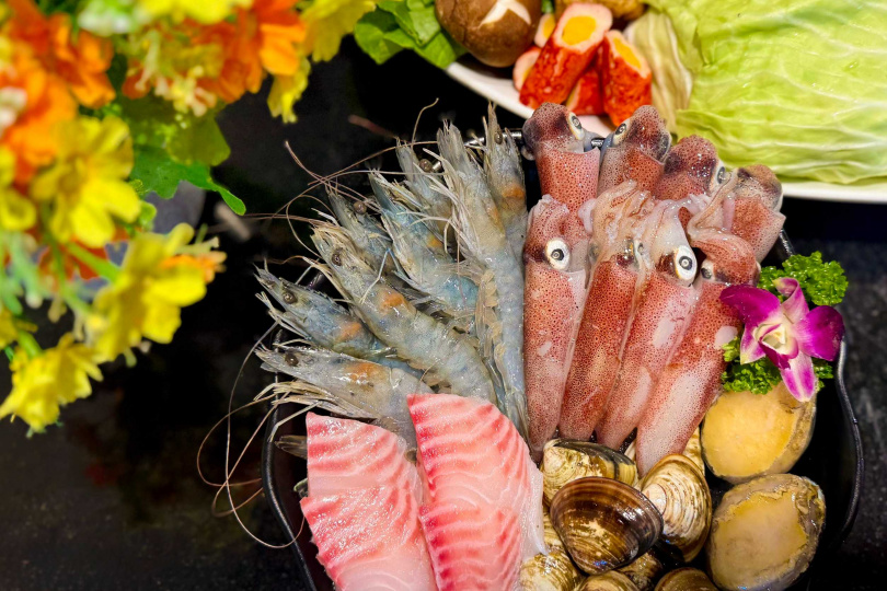 福泰翡翠灣渡假飯店推出「一泊二食」住房專案，可免費享用龜吼漁港新鮮直送小卷，「海韻小卷鍋」含小卷、白蝦、鮑魚、蛤蜊、台灣鯛5種海鮮，單點價每人600元。（圖／福泰提供）