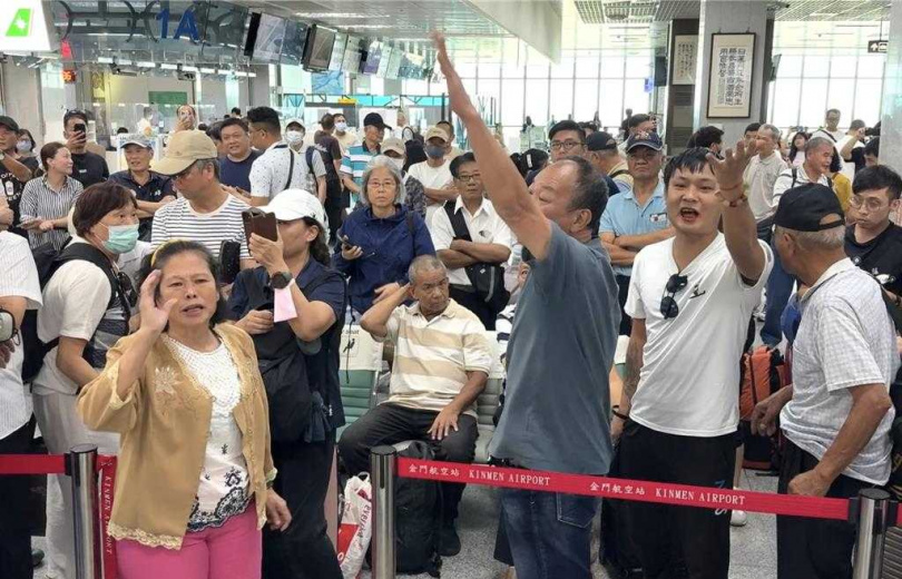 由於加班機僅釋出40個機位給現場候補民眾，結束叫號後仍有近百人「無機可乘」，群情激憤，場面數度混亂。（圖／于家麒攝）