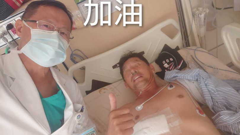 林男經過5天的手術,終於轉出加護病房。(圖/翻攝自馮啟彥臉書)