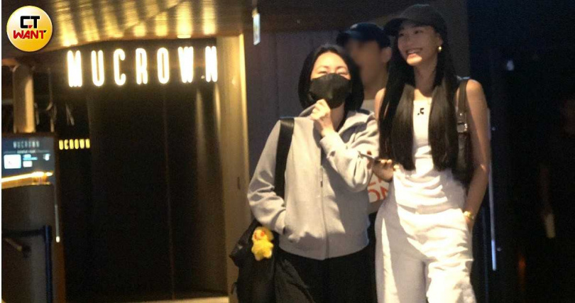不知道講到什麼話題，小S被Lily逗樂，母女有說有笑相當愉快。（圖／本刊攝影組）
