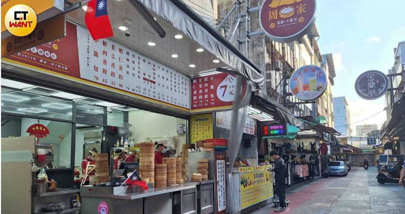 公正街過去因有公正包子、周家蒸餃、鋼管紅茶等美食,龐大人流旁邊店家也受惠,如今店家開門稀稀落落,街道也冷冷清清。(圖/林榮芳攝)