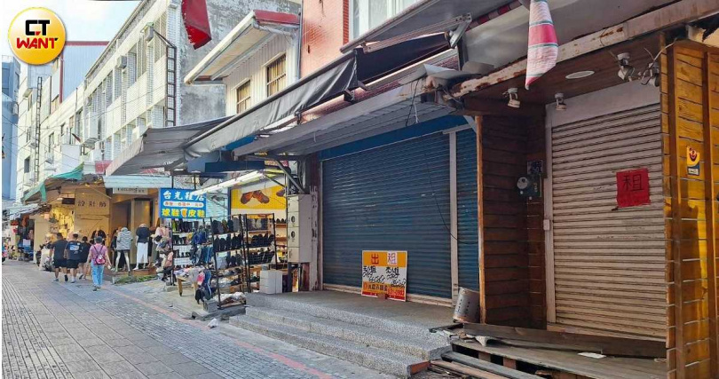 金三角商圈過去是花蓮市區最熱鬧、逛街吃飯的地方,鋼管紅茶阿公稱這裡是「花蓮的西門町」,但現在許多店舖都關門歇業,掛上招租廣告。(圖/林榮芳攝)