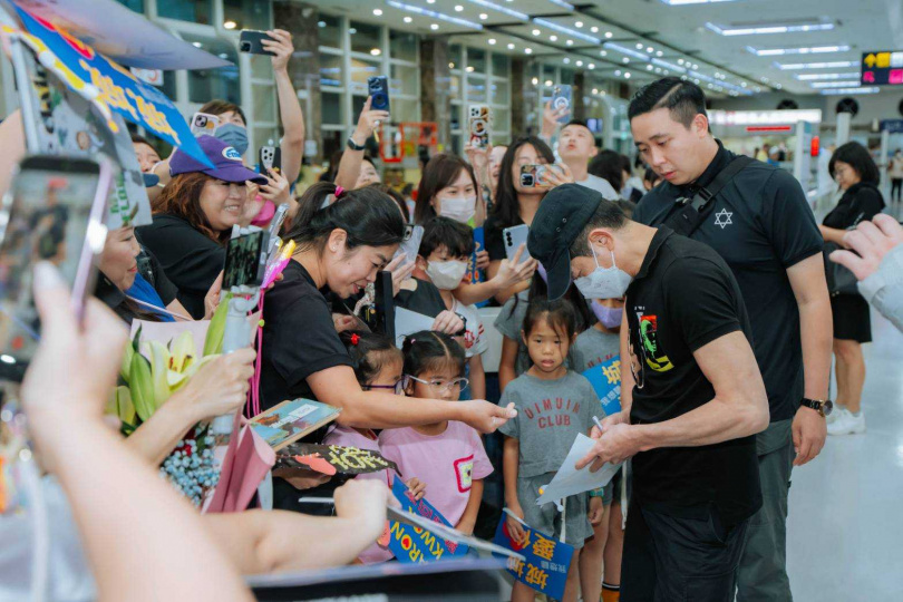 對於握手、簽名、自拍等粉絲要求,郭富城都來者不拒。(圖/iMe TW提供)