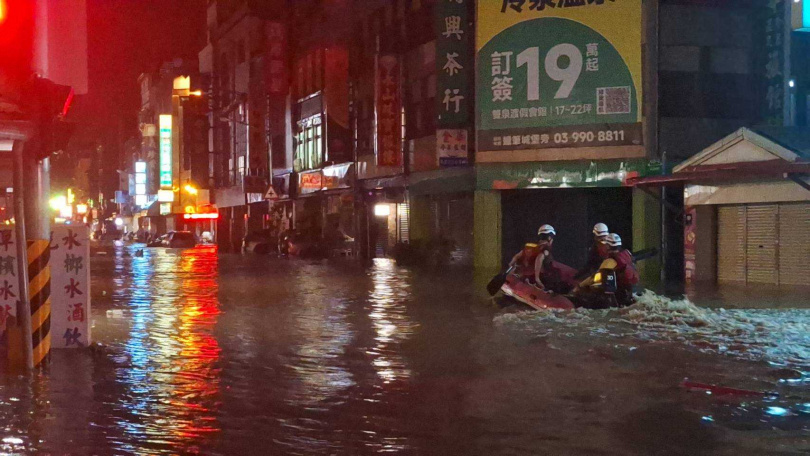消防弟兄救災。（圖／蘇澳鎮公所）