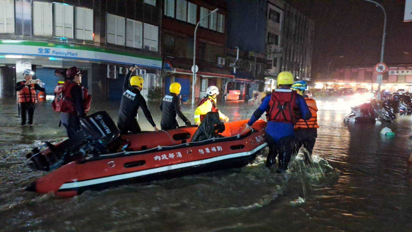 橡皮艇前進積淹水處協助民眾脫困。（圖／蘇澳鎮公所）