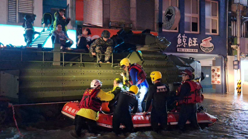 AAV7軍用兩棲車搭配鋁梯以及橡皮艇，協助受困二樓的民眾脫困。（圖／蘇澳鎮公所）