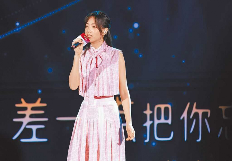 焦曼婷在演唱時，大螢幕上的是父親焦恩俊，身旁還有86歲的奶奶，三代同堂畫面溫馨。（圖／陳俊吉）