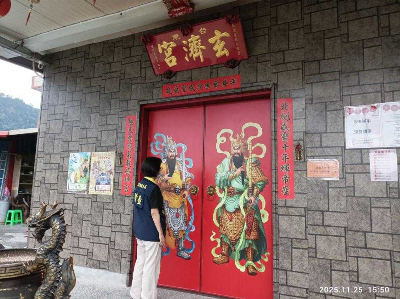 台東縣衛生局派員前往玄濟宮稽查,但大門深鎖。(圖/台東縣政府提供)