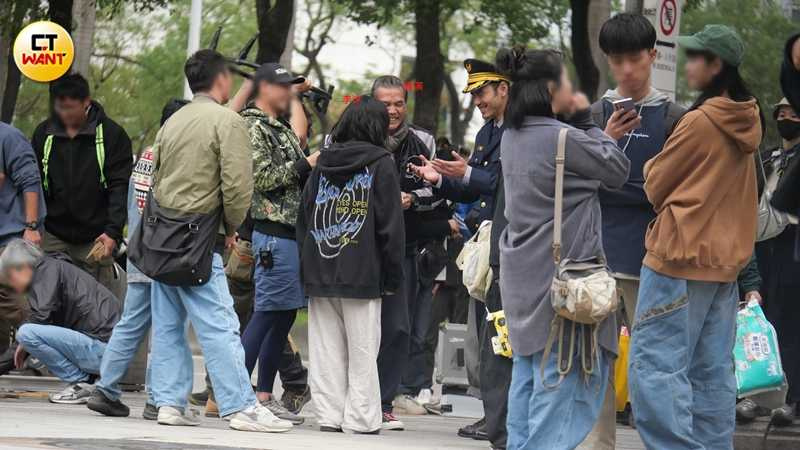 正式拍攝前，阮經天、李沐與Sabu導演圍在一起，笑得十分開心。（圖／本刊攝影組）