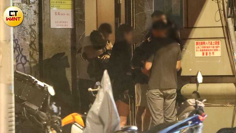 白衣男展開雙臂，夏宇禾投入懷抱緊緊相擁十分陶醉。（圖／本刊攝影組）