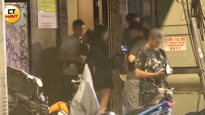 兩人分開前依依不捨再吻一次，身旁友人都視而不見。（圖／本刊攝影組）