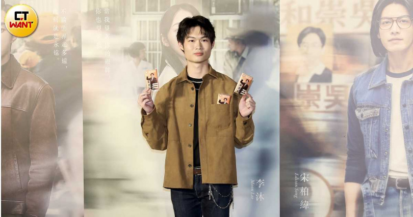 郭子乾的兒子郭德君拿著印有爸爸競選形象照的衛生紙合影。（圖／侯世駿攝）