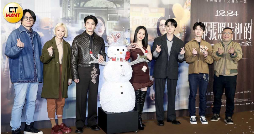 《那張照片裡的我們》因聖誕上映，首映會上也出現充滿聖誕氣息的雪人布置。（圖／侯世駿攝）