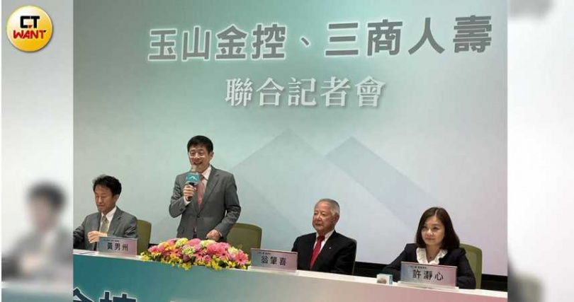 玉山金控在2025年11月5日，正式宣布併購三商美邦人壽，成為擁有銀行、保險業雙引擎營收金控。圖為三商壽董事長翁肇喜、玉山金控董事長黃男州（中）。（圖／李蕙璇攝）