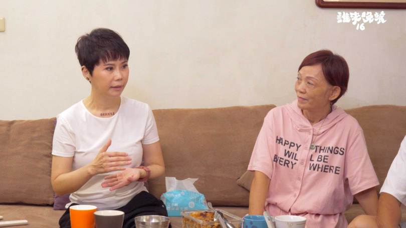 詹雅雯（左）受到阿嬤鐵粉熱情招待。（圖／公共電視提供）